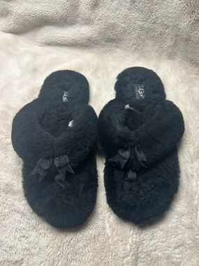 UGG Women's Flip Flop slippers in black size 7